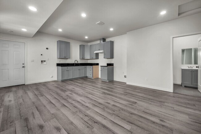 Foto del edificio - 5842-5840 Denver Ave