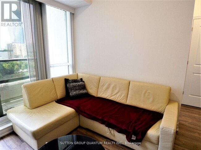 Photo du bâtiment - 36 Elm Dr W