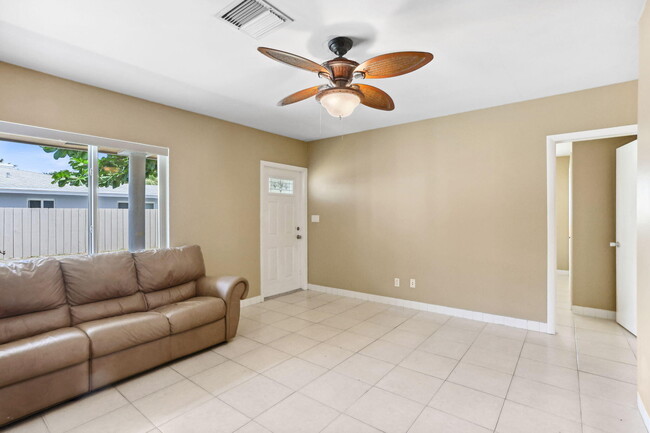 Foto del edificio - 2541 NE 10th Ct