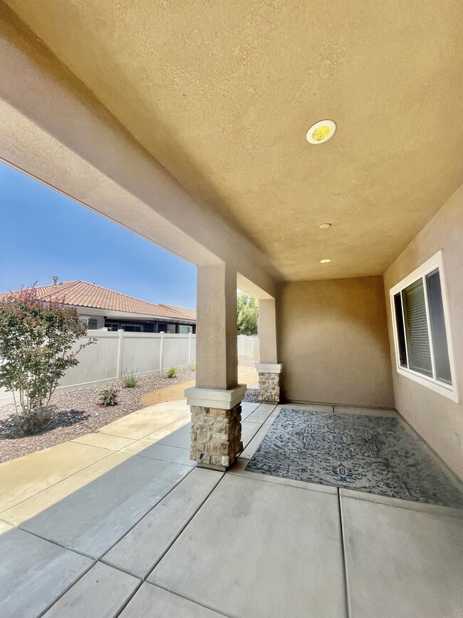 Building Photo - 5588 Paseo Famosa