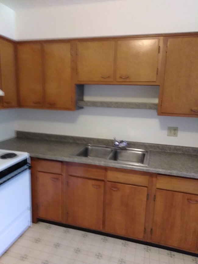 Kitchen - 218 Grand Ave