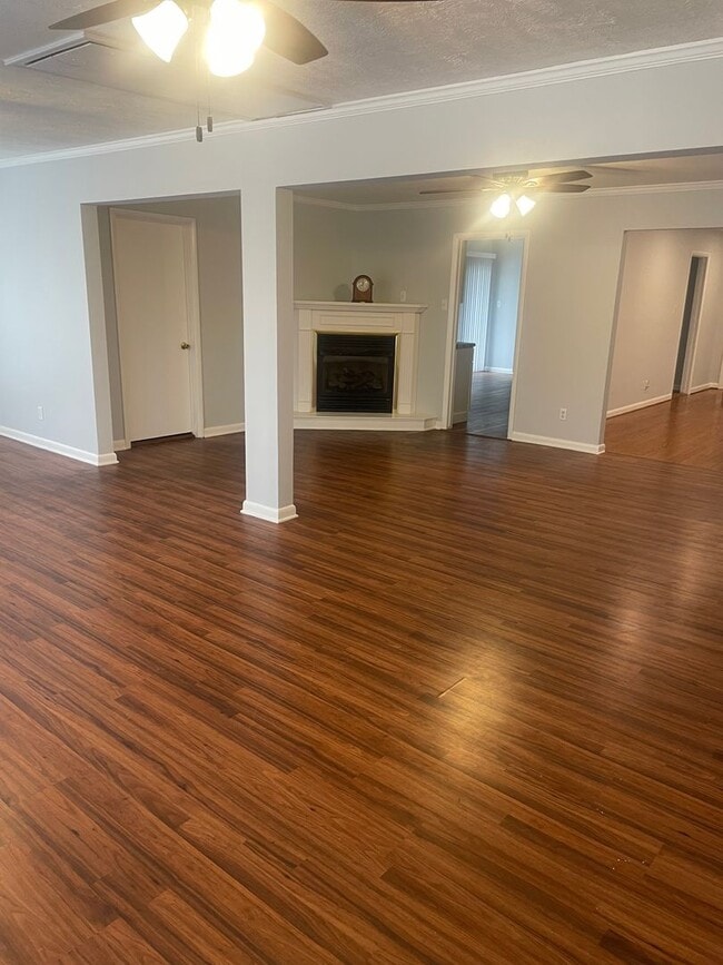 Building Photo - Knoxville 37918 - 3 bedroom, 1.5 bath home in Halls - Contact Lisa Vineyard and Shannon Russell (...