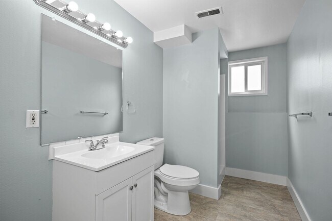 Foto del edificio - 4 Bedroom Northeast Spokane Home - Availab...