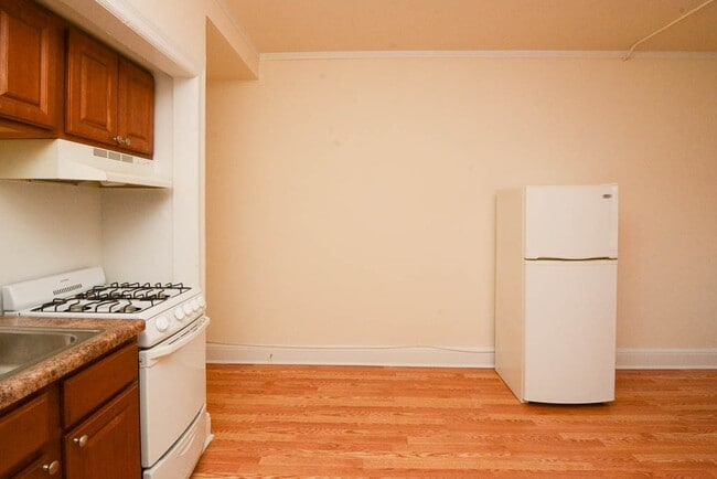 Building Photo - 3335 W Diversey Ave