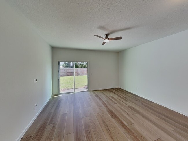 Building Photo - 610 Holly Lks Dr