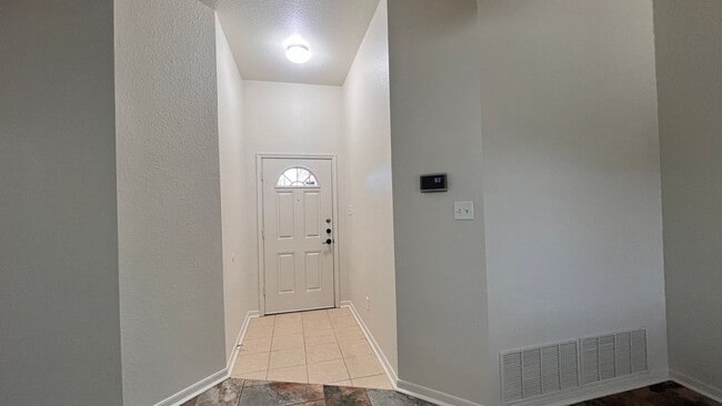 Building Photo - Newly Remodeled 4 Br 2 Bath off Stan Schlu...