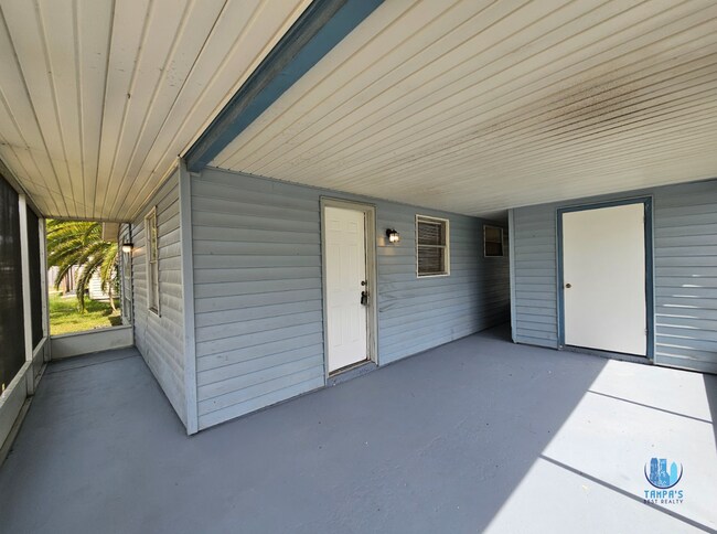 Building Photo - **ADORABLE 2/1 Home for Rent in New Port R...