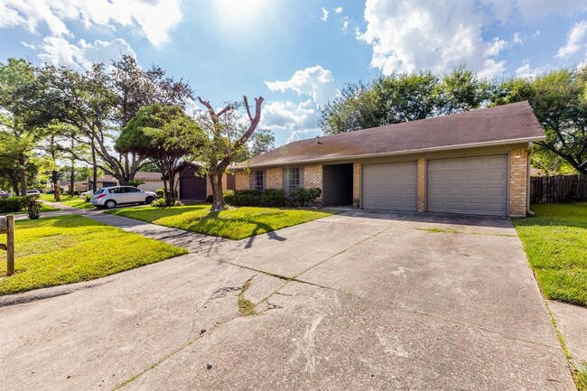 Building Photo - 8047 Streamside Dr