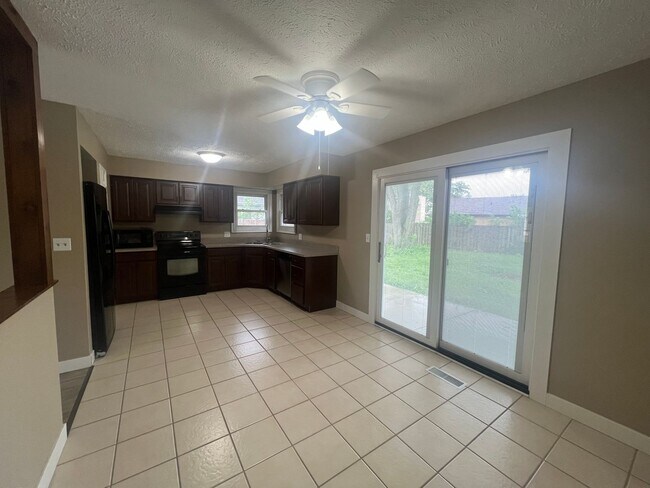 Building Photo - JUST LISTED for RENT!