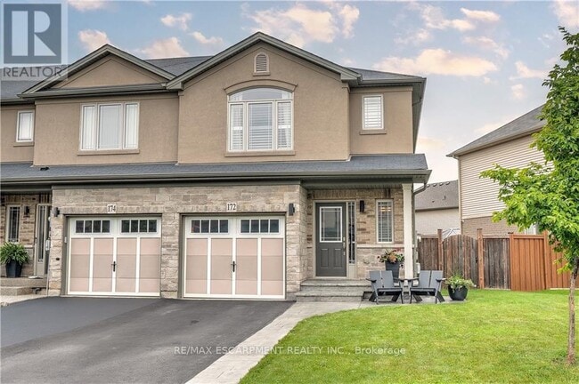 Photo du bâtiment - 172 Westbank Trail