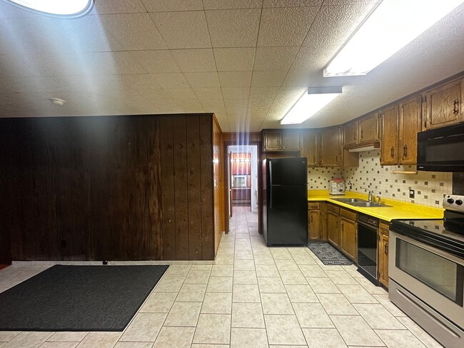 Foto del edificio - 2bed/1bath Upper Unit/No Garage/ Pets Nego...