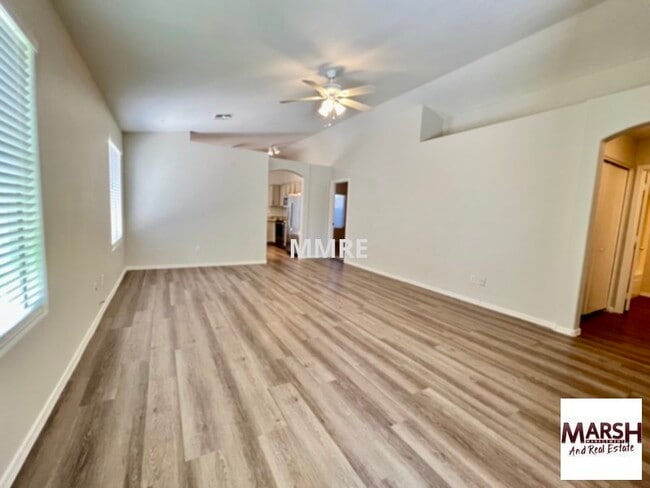 Building Photo - Nice 3 bedroom home with 2 car garage in M...