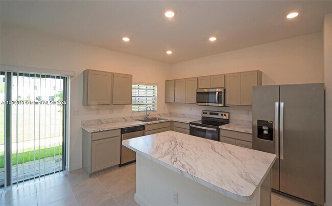Foto del edificio - 766 SW 12th St