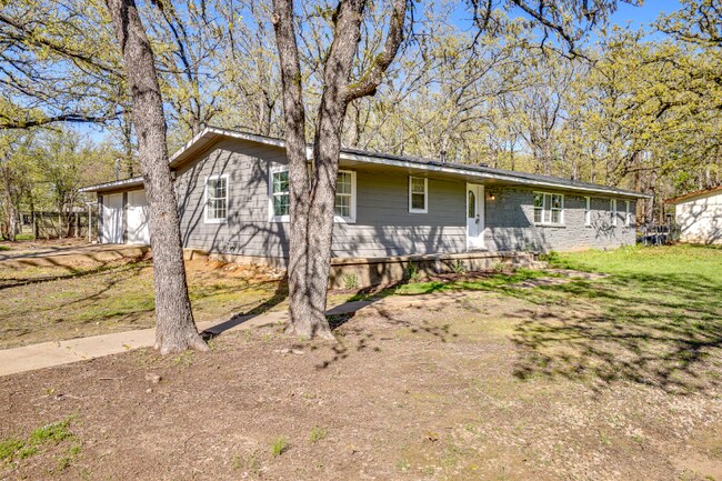 Building Photo - 207 N Oak Dr