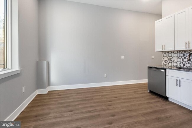 Building Photo - 2119 N Front St