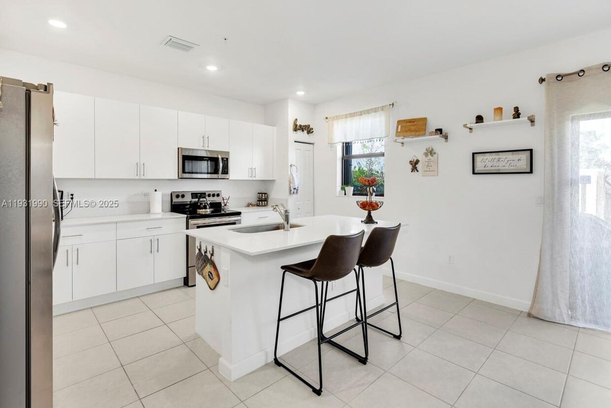 Photo - 15953 SW 2nd Place 15953, Pembroke Pines, FL 33027