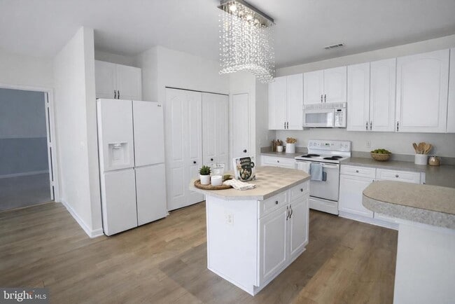 Foto del edificio - 400 Symphony Cir