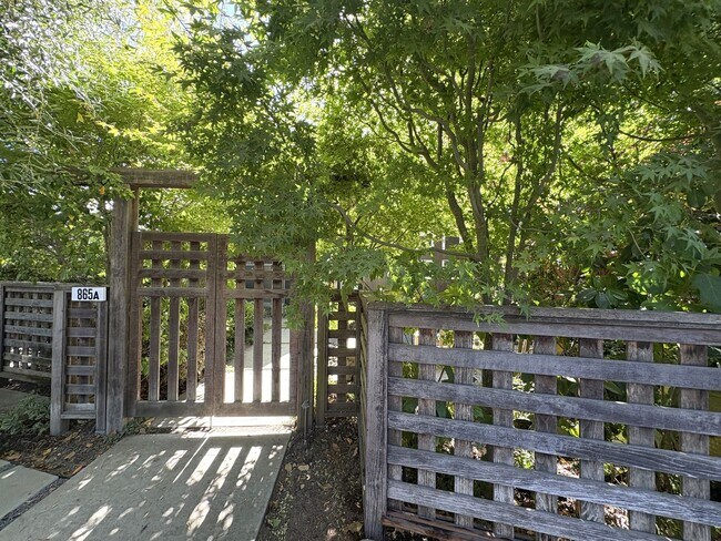 Foto del edificio - Modern Home available in Menlo Park- Occupied ADU on site