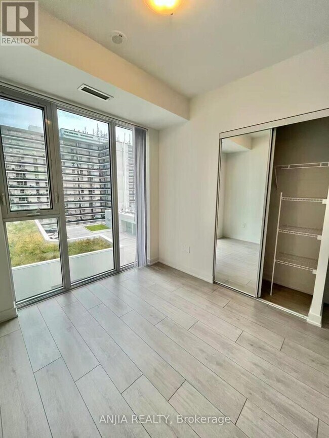 Photo du bâtiment - 5858 Yonge St