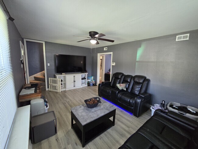Foto del edificio - 7710 Gloucester Ave
