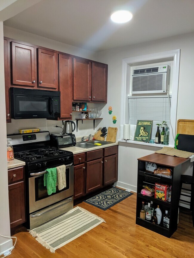 Building Photo - 2360 W Dickens Ave