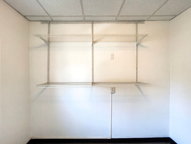 Foto del edificio - Charming 1-Bedroom Apartment Near Ball Sta...