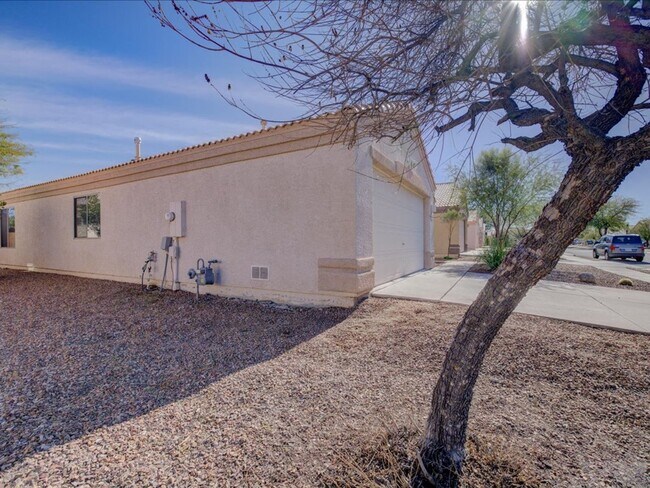 Building Photo - West side 3 Bedroom 2 Bathroom, freshly up...