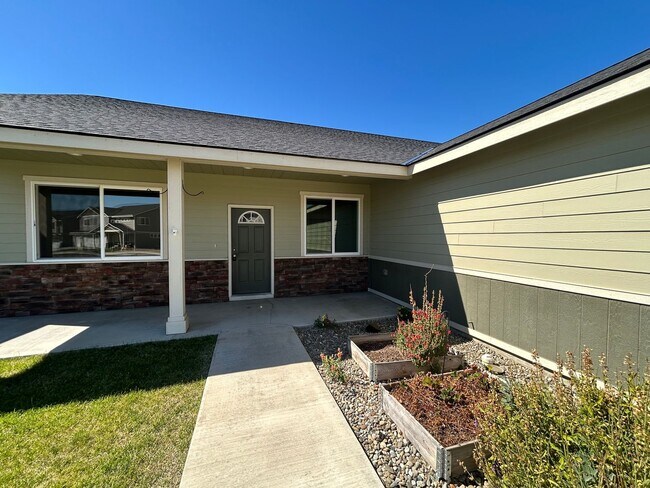 Building Photo - Beautiful Home with Quartz Countertops!