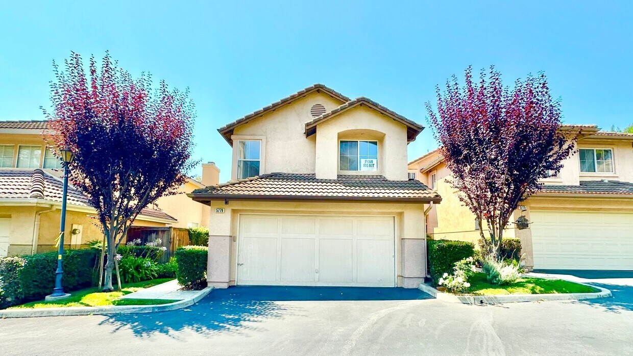 Primary Photo - Lovely Two-Story Home in The Heights Overl...