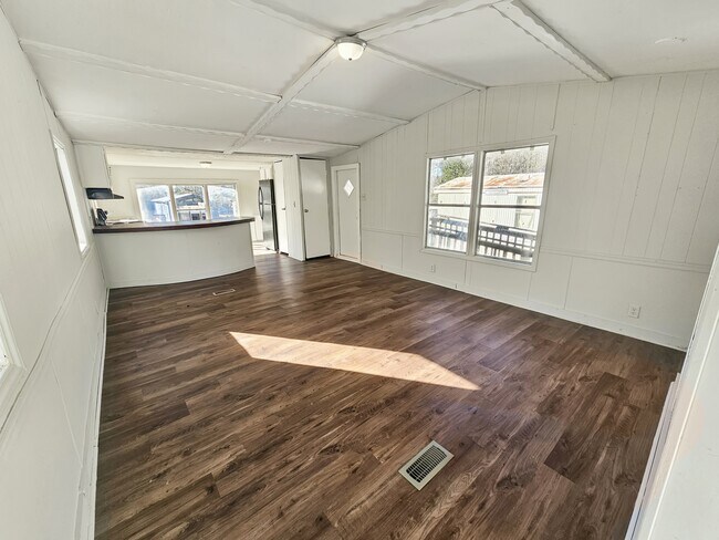 Foto del edificio - 412 McElhaney Rd