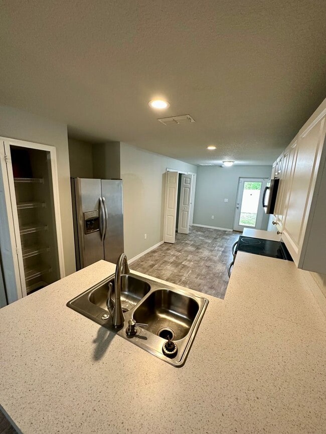 Building Photo - 2027-2029 Guava Dr