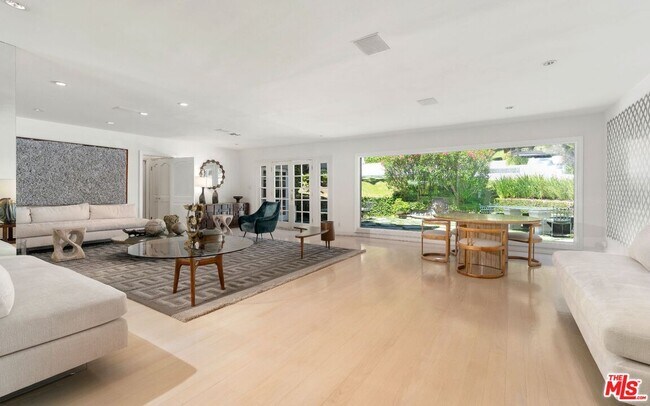 Foto del edificio - 1241 Stone Canyon Rd