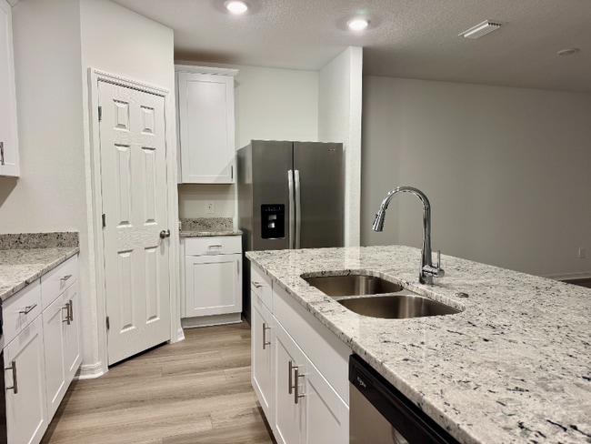 Building Photo - 2955 Sunstar Dr