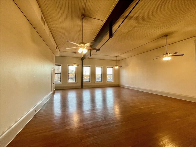 Building Photo - 105 W Hickory St