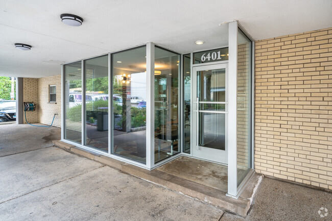 Building Entrance - Sheridan Lake - 6401 N Sheridan Rd