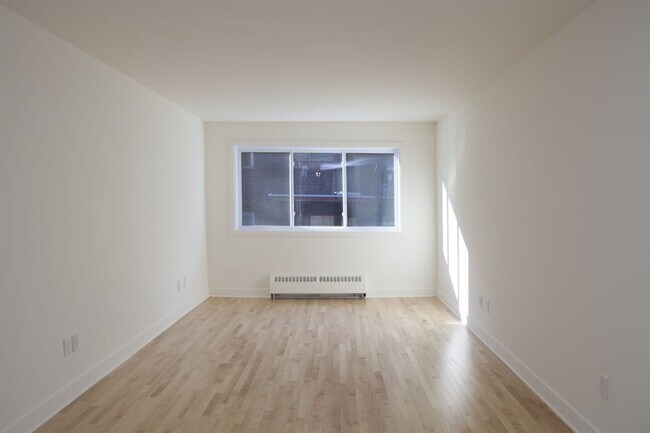 Photo du bâtiment - 4570 Chem. Queen Mary