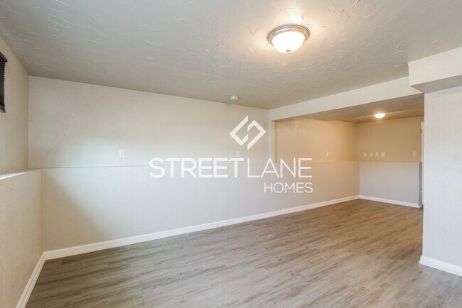 Foto del edificio - REDUCED-Charming 4 Bedroom in Sandy!