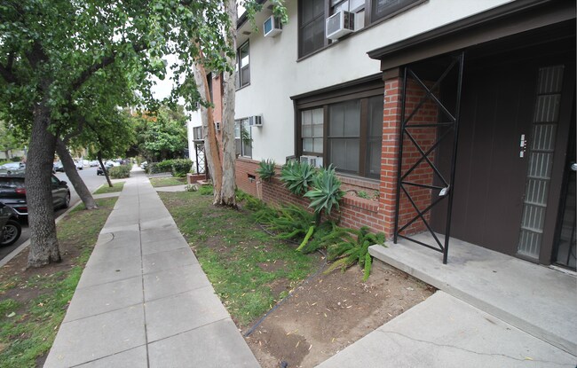 Building Photo - 1653 N Vista St