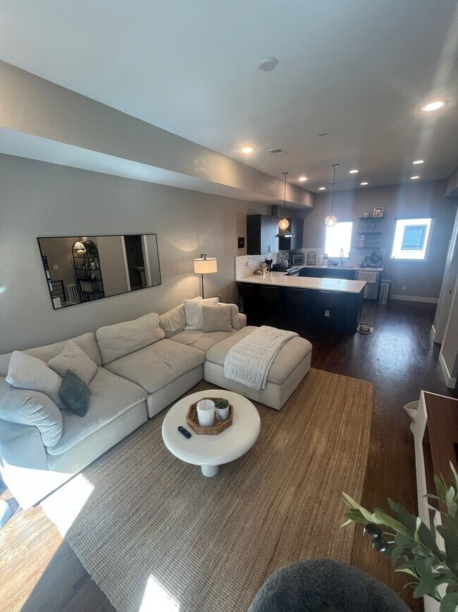 Foto del edificio - 2 Bed, 1 Bath Townhouse with Roof Top Deck