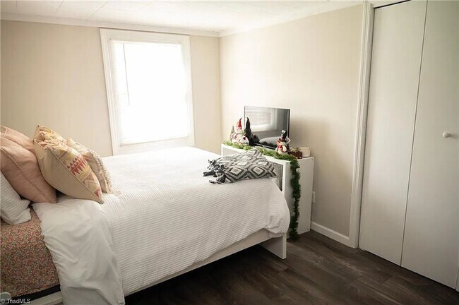 Building Photo - Spacious 4-Bedroom Home with Large Yard in...