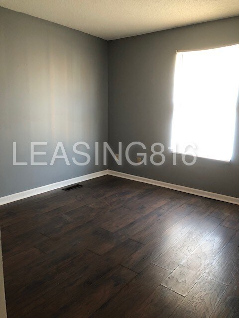 Building Photo - Split Level Duplex Near Truman. Vouchers OK!