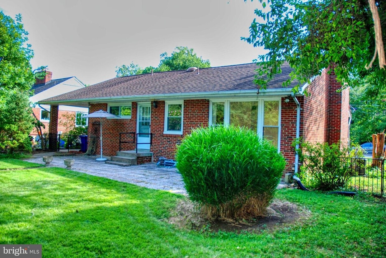 Primary Photo - 9811 Parkwood Dr