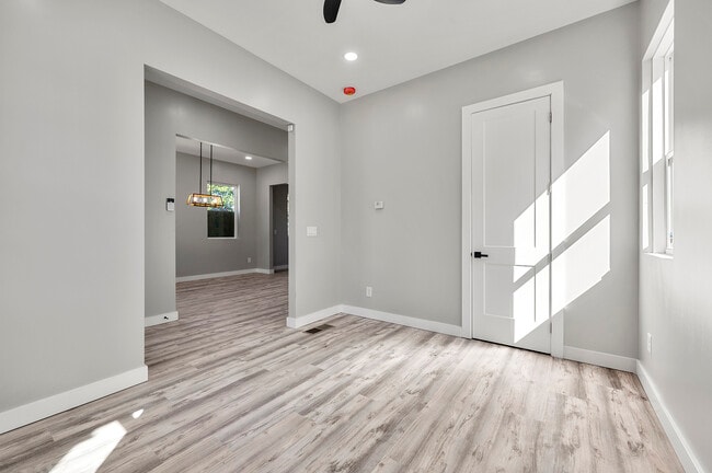 Photo - 726 Windsor St SW House