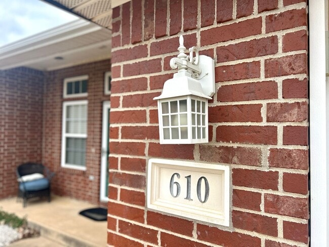 Spacious 3 bed 2 bath Single Family with a Large Fenced Backyard! - Spacious 3 bed 2 bath Single Family with a Large Fenced Backyard! House