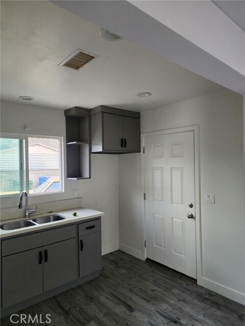 Primary Photo - 1020 W 47th St