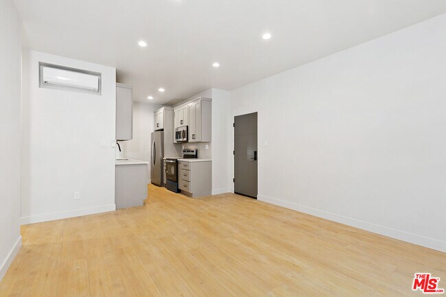Foto del edificio - 7229 Willoughby Ave