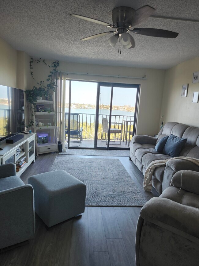 Foto del edificio - 7050 Sunset Dr S