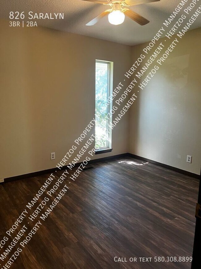 Foto del edificio - 826 Saralyn-