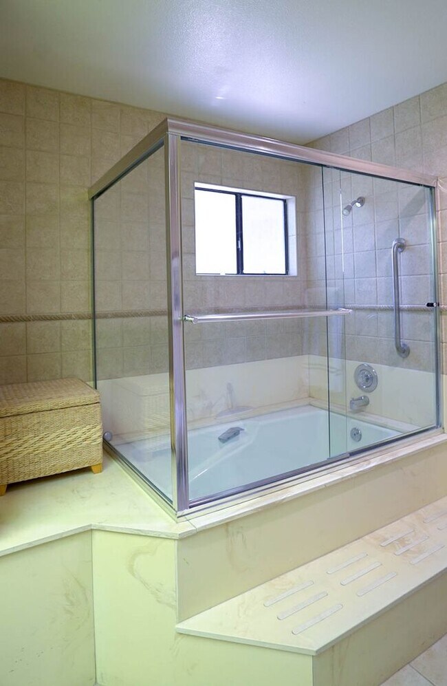 Building Photo - Beautifully Furnished Condo with Mountain ...