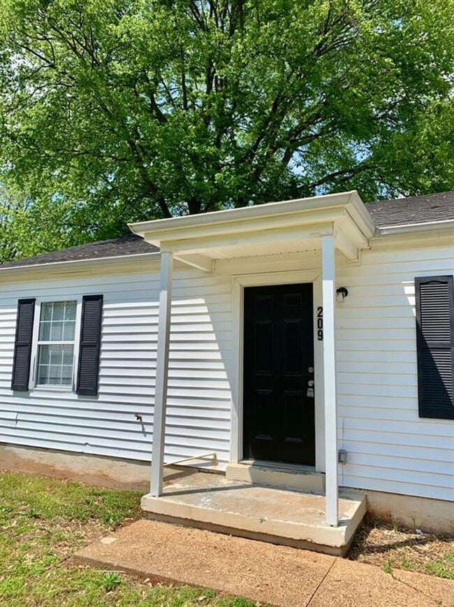 Foto del edificio - 209 Burch Rd